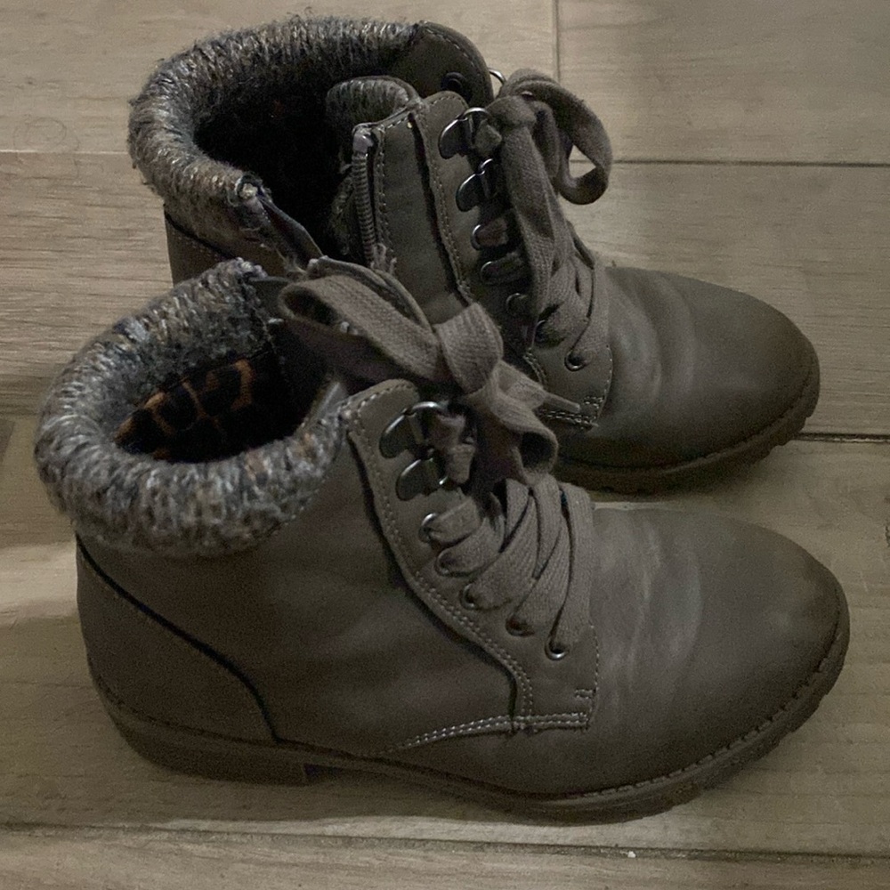 Girl’s Boots - Picture 1 of 4